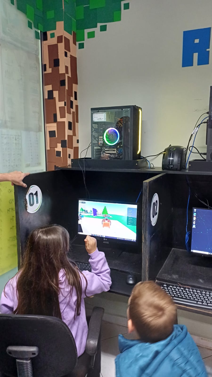 Alunos da Avantis testando um jogo criado em Roblox no laboratório temático
