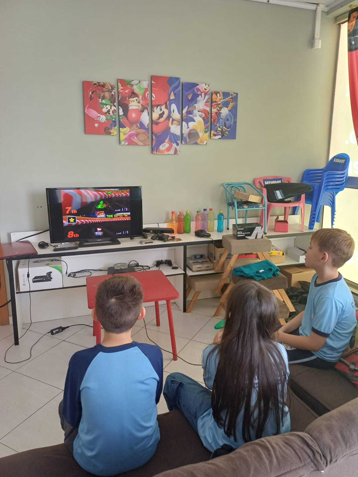 Alunos jogando videogame clássico no espaço retrô gamer da Avantis